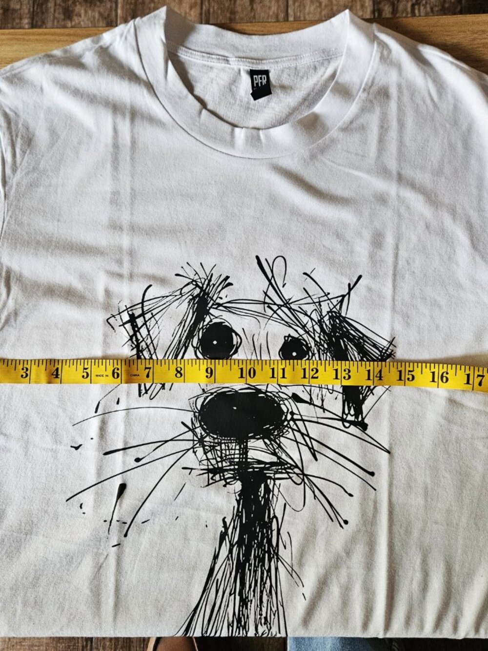 Multiple sizes of this Loose Crew-Neck White Short-Sleeved 100% Cotton T-Shirt - Picture 2 of 3